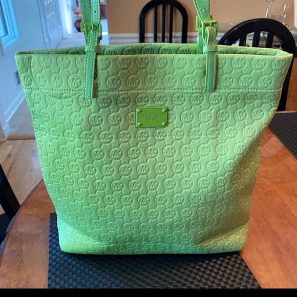 Michael Kors Handbags - 🍟🍟🍟🍕🍕🍕🍕- M K purse lime green 🍏 super nice bag authentic Michael Kors